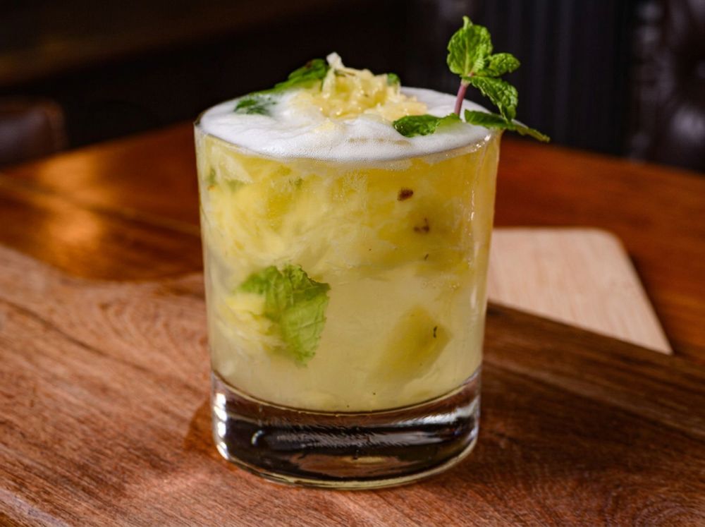 Caipirinha de Abacaxi com Hortelã